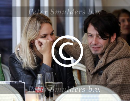 Amsterdam 18 oktober 2016
Myrthe Mylius met haar nieuwe vriend Sebastian Schneberger op terras in Amsterdam en onderweg naar Riviera Maison.