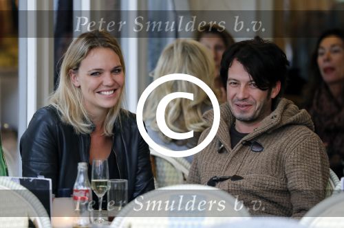 Amsterdam 18 oktober 2016
Myrthe Mylius met haar nieuwe vriend Sebastian Schneberger op terras in Amsterdam en onderweg naar Riviera Maison.