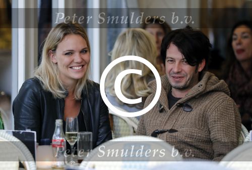 Amsterdam 18 oktober 2016
Myrthe Mylius met haar nieuwe vriend Sebastian Schneberger op terras in Amsterdam en onderweg naar Riviera Maison.