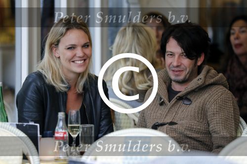 Amsterdam 18 oktober 2016
Myrthe Mylius met haar nieuwe vriend Sebastian Schneberger op terras in Amsterdam en onderweg naar Riviera Maison.