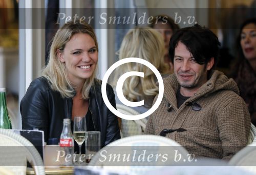 Amsterdam 18 oktober 2016
Myrthe Mylius met haar nieuwe vriend Sebastian Schneberger op terras in Amsterdam en onderweg naar Riviera Maison.