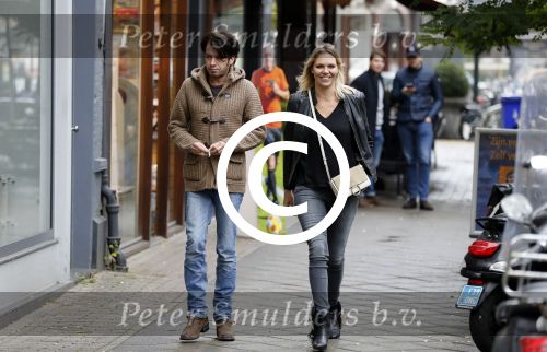 Amsterdam 18 oktober 2016
Myrthe Mylius met haar nieuwe vriend Sebastian Schneberger op terras in Amsterdam en onderweg naar Riviera Maison.