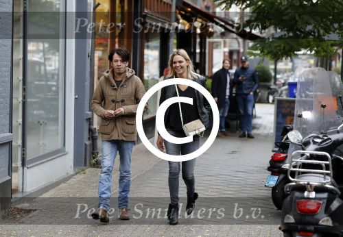 Amsterdam 18 oktober 2016
Myrthe Mylius met haar nieuwe vriend Sebastian Schneberger op terras in Amsterdam en onderweg naar Riviera Maison.