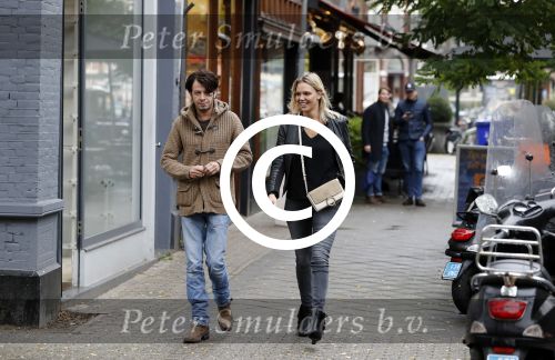 Amsterdam 18 oktober 2016
Myrthe Mylius met haar nieuwe vriend Sebastian Schneberger op terras in Amsterdam en onderweg naar Riviera Maison.