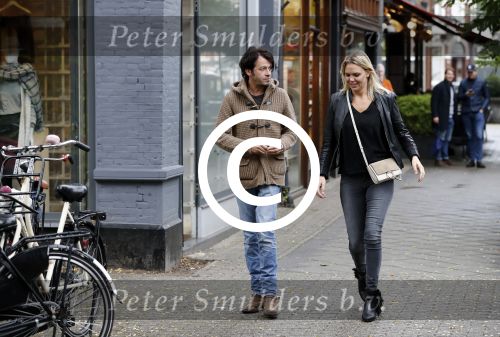 Amsterdam 18 oktober 2016
Myrthe Mylius met haar nieuwe vriend Sebastian Schneberger op terras in Amsterdam en onderweg naar Riviera Maison.