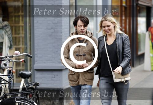 Amsterdam 18 oktober 2016
Myrthe Mylius met haar nieuwe vriend Sebastian Schneberger op terras in Amsterdam en onderweg naar Riviera Maison.