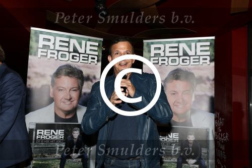 Amsterdam 3 november 2016
Presentatie cd Rene Froger in the harbour Club . Najib Amhali reikt de cd uit.