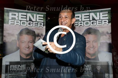 Amsterdam 3 november 2016
Presentatie cd Rene Froger in the harbour Club . Najib Amhali reikt de cd uit.