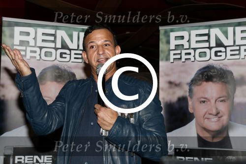 Amsterdam 3 november 2016
Presentatie cd Rene Froger in the harbour Club . Najib Amhali reikt de cd uit.