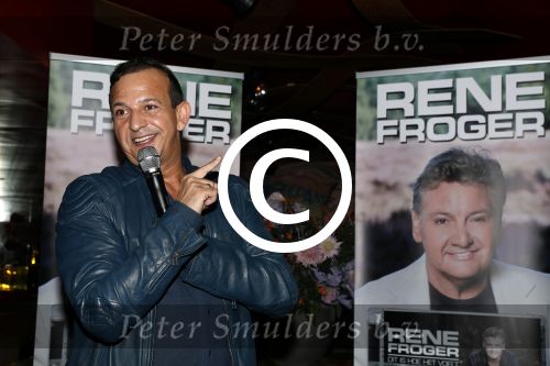 Amsterdam 3 november 2016
Presentatie cd Rene Froger in the harbour Club . Najib Amhali reikt de cd uit.