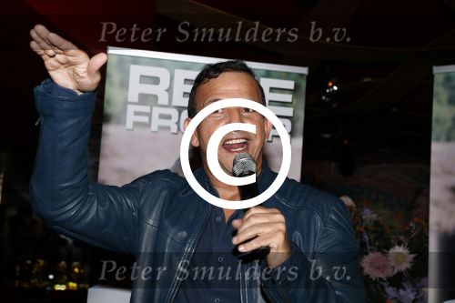 Amsterdam 3 november 2016
Presentatie cd Rene Froger in the harbour Club . Najib Amhali reikt de cd uit.