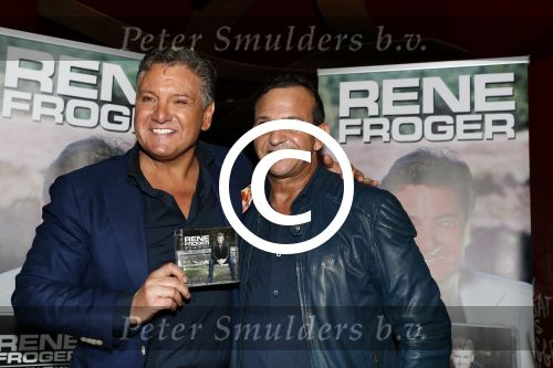 Amsterdam 3 november 2016
Presentatie cd Rene Froger in the harbour Club . Najib Amhali reikt de cd uit.