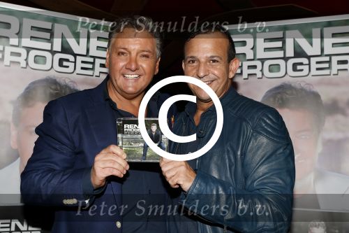 Amsterdam 3 november 2016
Presentatie cd Rene Froger in the harbour Club . Najib Amhali reikt de cd uit.