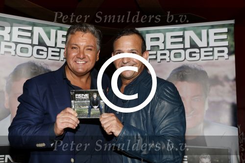 Amsterdam 3 november 2016
Presentatie cd Rene Froger in the harbour Club . Najib Amhali reikt de cd uit.