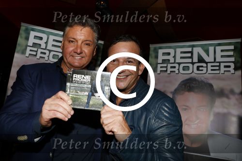 Amsterdam 3 november 2016
Presentatie cd Rene Froger in the harbour Club . Najib Amhali reikt de cd uit.