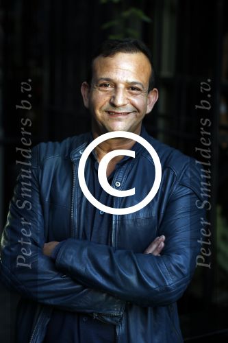 Amsterdam 3 november 2016
Presentatie cd Rene Froger in the harbour Club . Najib Amhali reikt de cd uit.