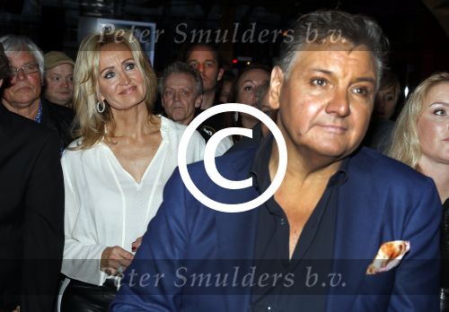 Amsterdam 3 november 2016
Presentatie cd Rene Froger in the harbour Club . Najib Amhali reikt de cd uit.