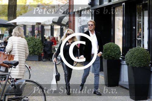 Amsterdam 31 oktober 2016
Patricia Paay met haar vriend Robert Hinfelaar in Amsterdam zuid
