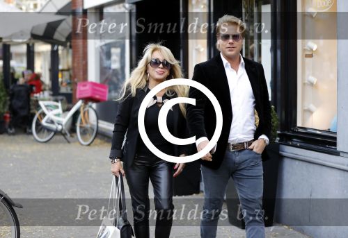 Amsterdam 31 oktober 2016
Patricia Paay met haar vriend Robert Hinfelaar in Amsterdam zuid