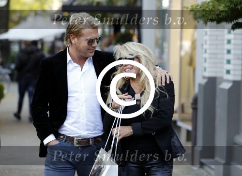 Amsterdam 31 oktober 2016
Patricia Paay met haar vriend Robert Hinfelaar in Amsterdam zuid