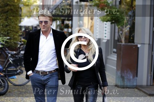 Amsterdam 31 oktober 2016
Patricia Paay met haar vriend Robert Hinfelaar in Amsterdam zuid