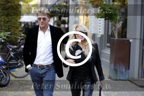 Amsterdam 31 oktober 2016
Patricia Paay met haar vriend Robert Hinfelaar in Amsterdam zuid
