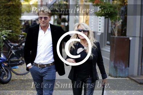 Amsterdam 31 oktober 2016
Patricia Paay met haar vriend Robert Hinfelaar in Amsterdam zuid