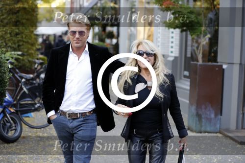Amsterdam 31 oktober 2016
Patricia Paay met haar vriend Robert Hinfelaar in Amsterdam zuid