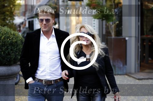 Amsterdam 31 oktober 2016
Patricia Paay met haar vriend Robert Hinfelaar in Amsterdam zuid