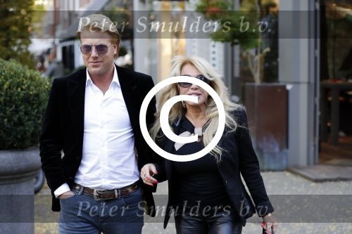 Amsterdam 31 oktober 2016
Patricia Paay met haar vriend Robert Hinfelaar in Amsterdam zuid