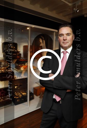 Amsterdam 7 oktober 2016
Paul schulten opent  exposties van tassen Royals. van oa Prinses Juliana koningin Maxima Koningin Elisabeth en Prinses Gracia Monaco.