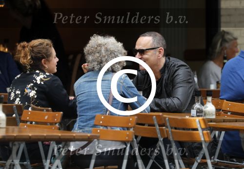 Amsterdam 1 oktober 2016 
Raoul Heertje met vrouw en dochter op terras.