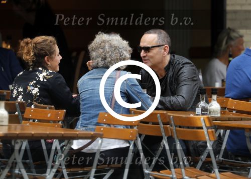 Amsterdam 1 oktober 2016 
Raoul Heertje met vrouw en dochter op terras.