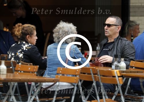 Amsterdam 1 oktober 2016 
Raoul Heertje met vrouw en dochter op terras.