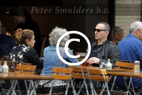 Amsterdam 1 oktober 2016 
Raoul Heertje met vrouw en dochter op terras.