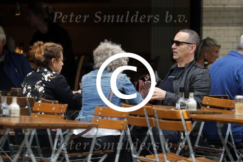 Amsterdam 1 oktober 2016 
Raoul Heertje met vrouw en dochter op terras.
