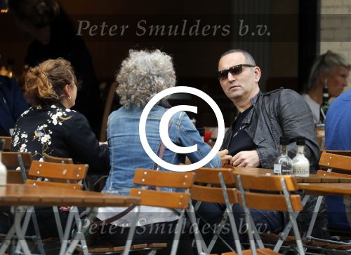 Amsterdam 1 oktober 2016 
Raoul Heertje met vrouw en dochter op terras.