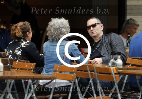 Amsterdam 1 oktober 2016 
Raoul Heertje met vrouw en dochter op terras.