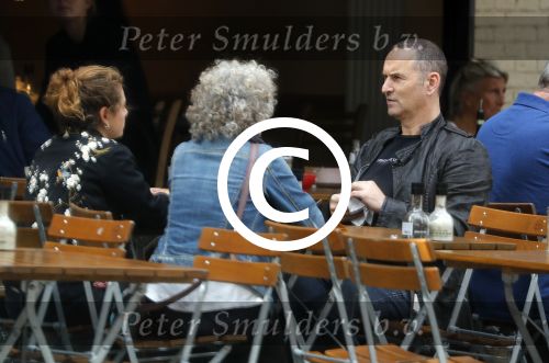Amsterdam 1 oktober 2016 
Raoul Heertje met vrouw en dochter op terras.