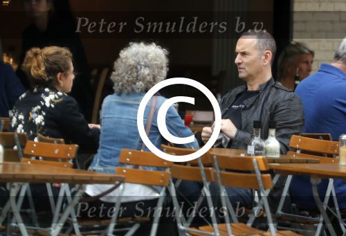 Amsterdam 1 oktober 2016 
Raoul Heertje met vrouw en dochter op terras.