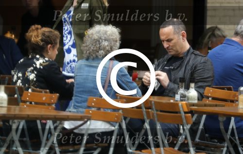 Amsterdam 1 oktober 2016 
Raoul Heertje met vrouw en dochter op terras.