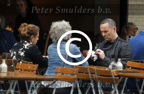 Amsterdam 1 oktober 2016 
Raoul Heertje met vrouw en dochter op terras.