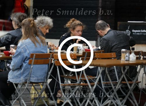 Amsterdam 1 oktober 2016 
Raoul Heertje met vrouw en dochter op terras.