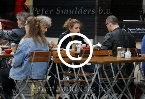 Amsterdam 1 oktober 2016 
Raoul Heertje met vrouw en dochter op terras.