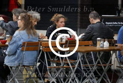 Amsterdam 1 oktober 2016 
Raoul Heertje met vrouw en dochter op terras.