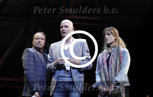 Schiedam 26 oktober 2016
Presentatie cast Ciske de Rat met oa Danny de Munk Bas Keijzer Ad Knippels Brigiite Nijman Ellen evers Sophie Veldhuizen en Boris v d Ham in schouwburg Schiedam. Albert Verlinde is er names stage entertainment. raymond Kurvers