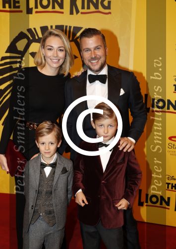 Scheveningen 30 oktober 2016
Premiere the lion king in het circustheater.
Winston Gerschtanowitz met renate Verbaan en hun kinderen