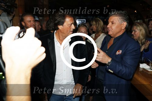 Amsterdam 3 november 2016
Presentatie cd Rene Froger in the harbour Club . Najib Amhali reikt de cd uit.