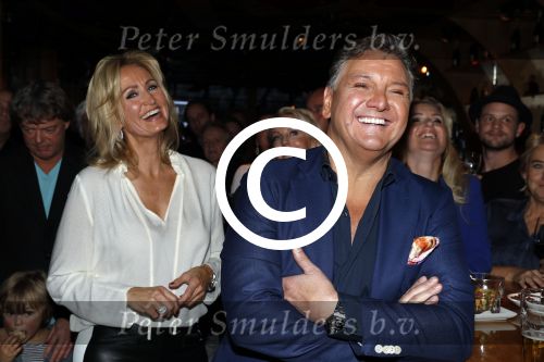 Amsterdam 3 november 2016
Presentatie cd Rene Froger in the harbour Club . Najib Amhali reikt de cd uit. Natasja Froger