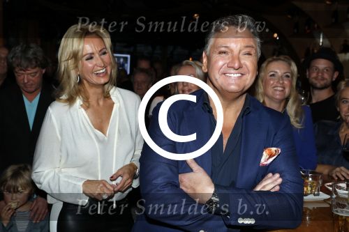 Amsterdam 3 november 2016
Presentatie cd Rene Froger in the harbour Club . Najib Amhali reikt de cd uit. Natasja Froger